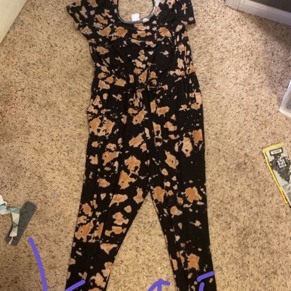 Jumpsuits and dresses - Picture 3 of 6